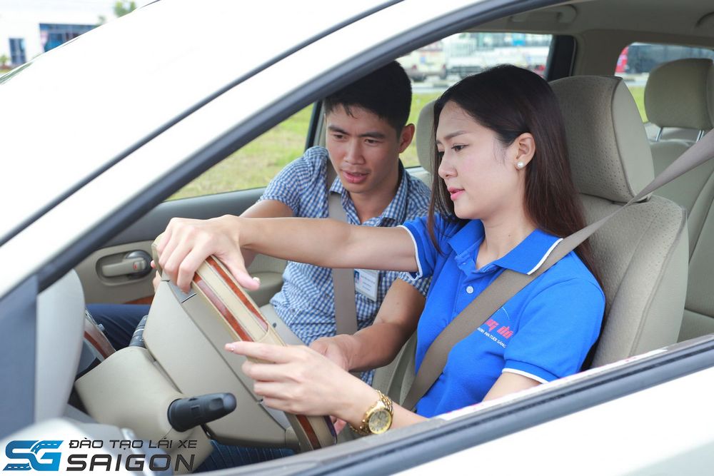 Để học lái xe ô tô thành công - Phụ nữ nên kiên nhẫn học hỏi